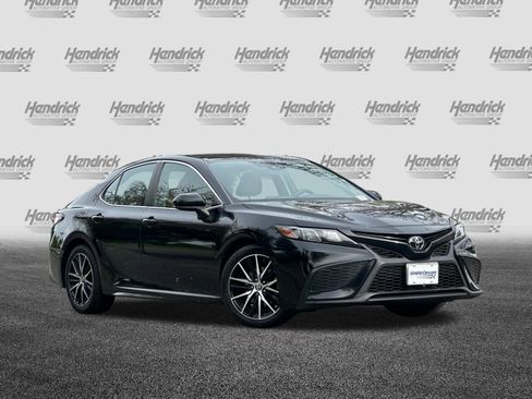 Used 2021 Toyota Camry SE image 2