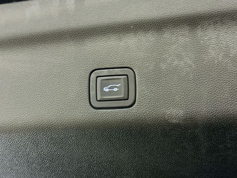 Used 2023 Chevrolet Suburban Premier image 32