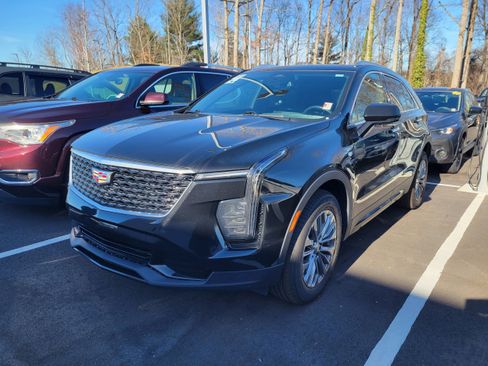 Used 2024 Cadillac XT4 Premium Luxury image 3