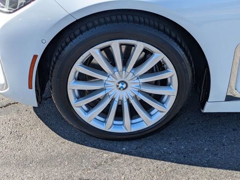 Used 2022 BMW 740i w/ Premium Package RWD image 9