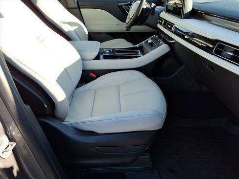 Used 2025 Lincoln Aviator AWD image 9