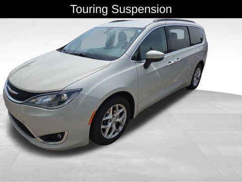 Used 2017 Chrysler Pacifica Touring Plus w/ Tire & Wheel Group FWD image 9