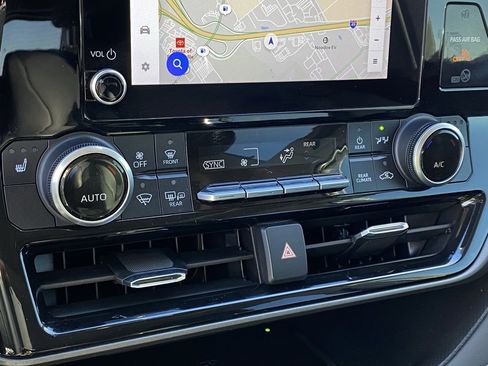 Used 2023 Toyota Highlander XLE image 19