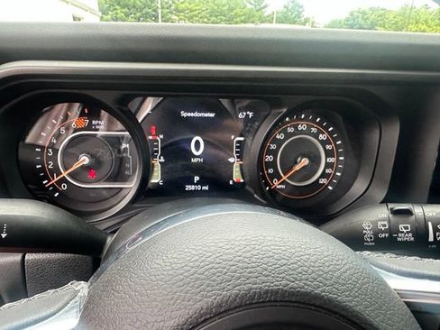 Used 2025 Jeep Wrangler Unlimited Sahara AWD/4WD image 31