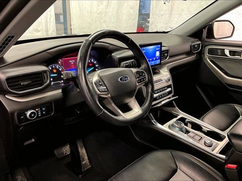 Used 2022 Ford Explorer XLT w/ Equipment Group 202A image 12