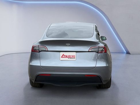 Used 2024 Tesla Model Y 2WD image 4