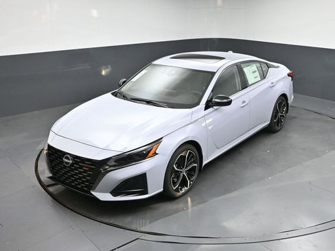 New 2025 Nissan Altima 2.5 SR image 32