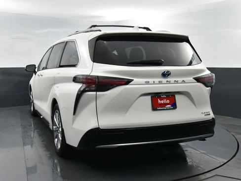 Used 2021 Toyota Sienna Platinum image 34
