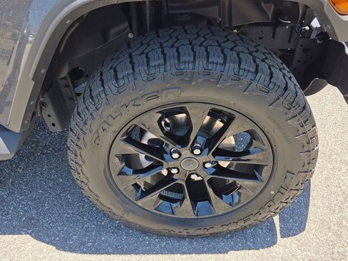 Used 2025 Jeep Wrangler Unlimited Sahara AWD/4WD image 14