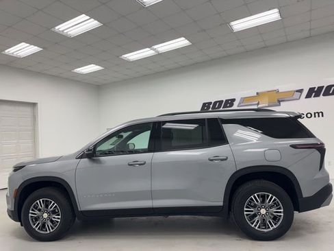 Used 2025 Chevrolet Traverse LT image 8