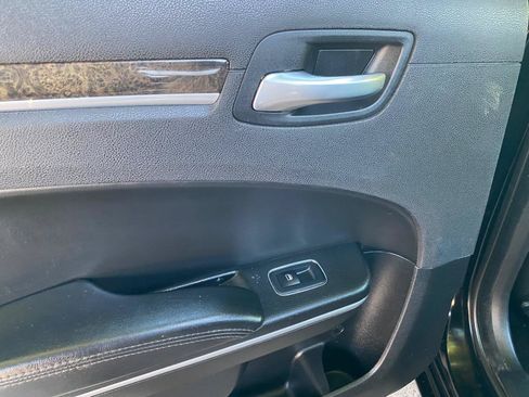 Used 2019 Chrysler 300 Limited AWD/4WD image 36