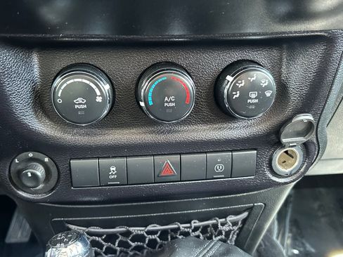 Used 2015 Jeep Wrangler Unlimited Rubicon w/ Connectivity Group AWD/4WD image 11