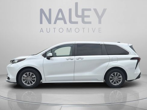 Used 2023 Toyota Sienna XLE FWD image 2