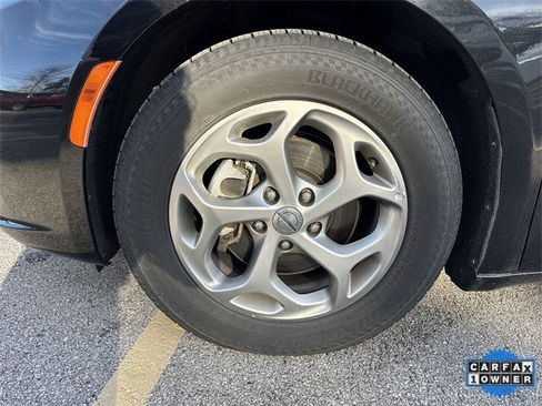 Used 2024 Chrysler Pacifica Limited image 36