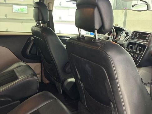 Used 2017 Dodge Grand Caravan SXT image 38