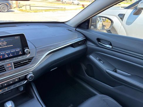 Used 2025 Nissan Altima 2.5 SV FWD image 34