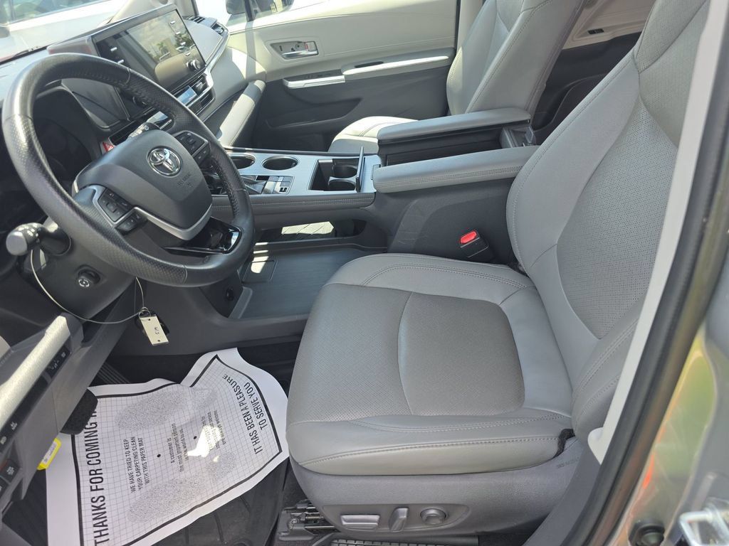 Used 2021 Toyota Sienna Limited FWD image 3