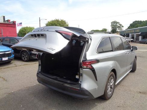 Used 2021 Toyota Sienna XLE FWD image 39