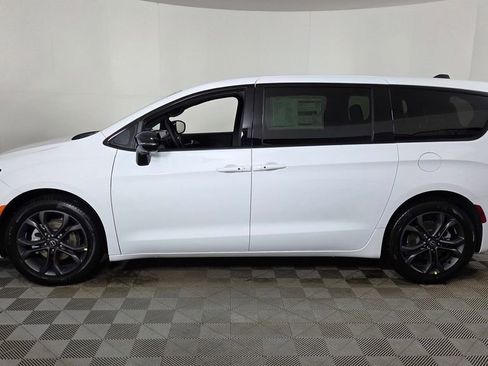 New 2026 Chrysler Pacifica Select image 4