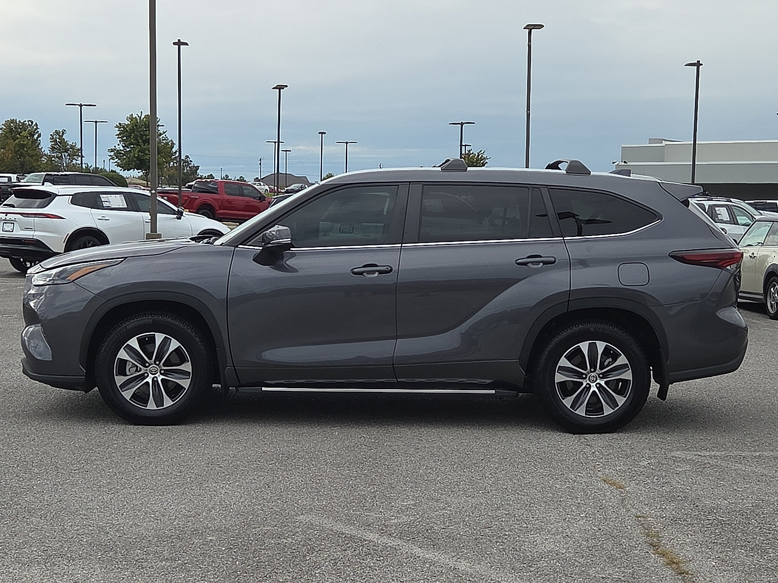Used 2024 Toyota Highlander XLE AWD/4WD image 3