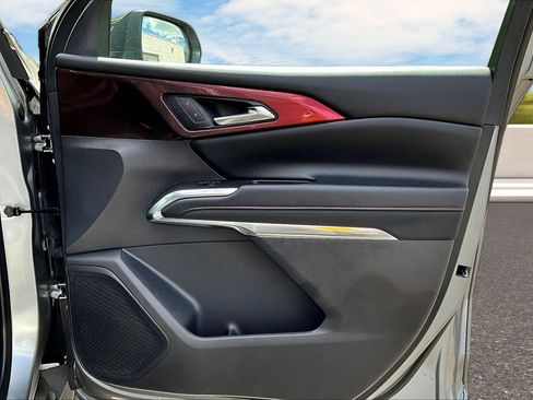 Used 2025 Chevrolet Traverse Z71 w/ LPO, Floor Liner Package AWD/4WD image 20