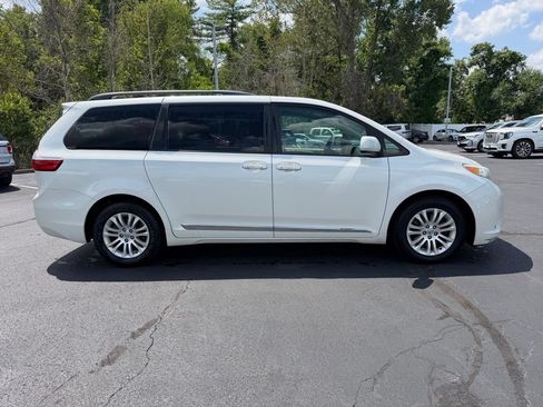 Used 2017 Toyota Sienna XLE Premium FWD image 5