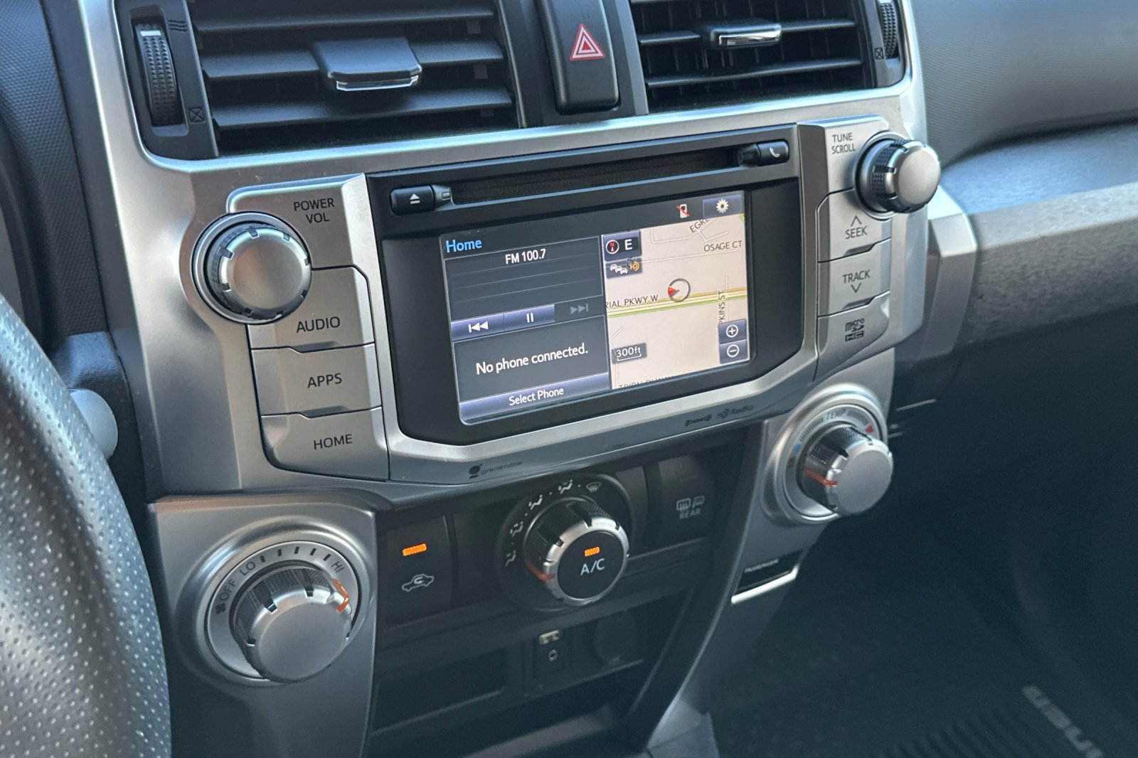 Used 2018 Toyota 4Runner SR5 AWD/4WD image 32