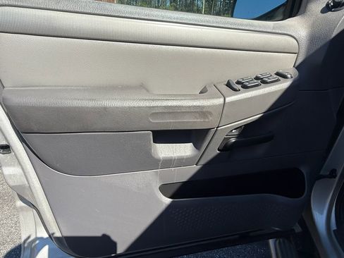 Used 2005 Ford Explorer Sport XLT image 14