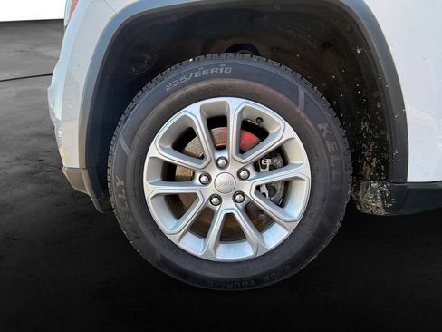 Used 2021 Jeep Grand Cherokee Laredo AWD/4WD image 11