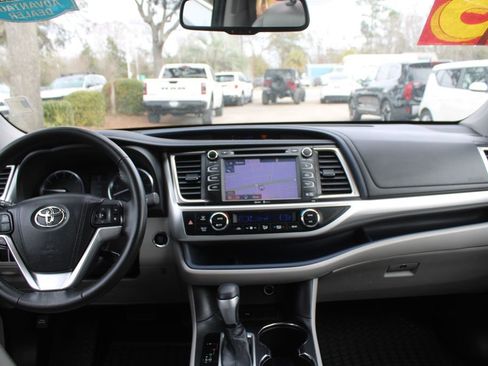 Used 2015 Toyota Highlander XLE image 26