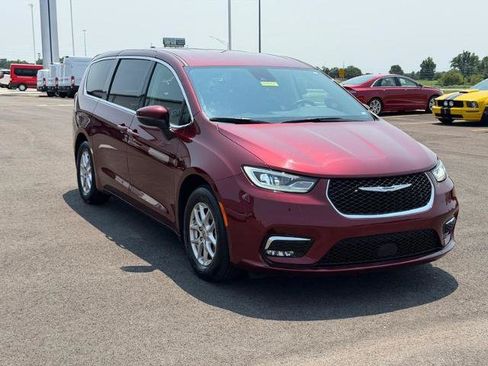 Used 2023 Chrysler Pacifica Touring-L FWD image 3