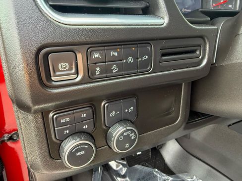 Used 2021 Chevrolet Suburban Premier AWD/4WD image 35