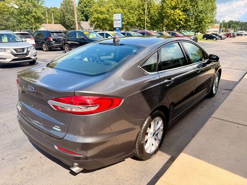 Used 2019 Ford Fusion SE FWD image 3