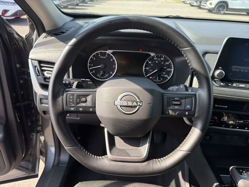 Used 2025 Nissan Rogue SV FWD image 24