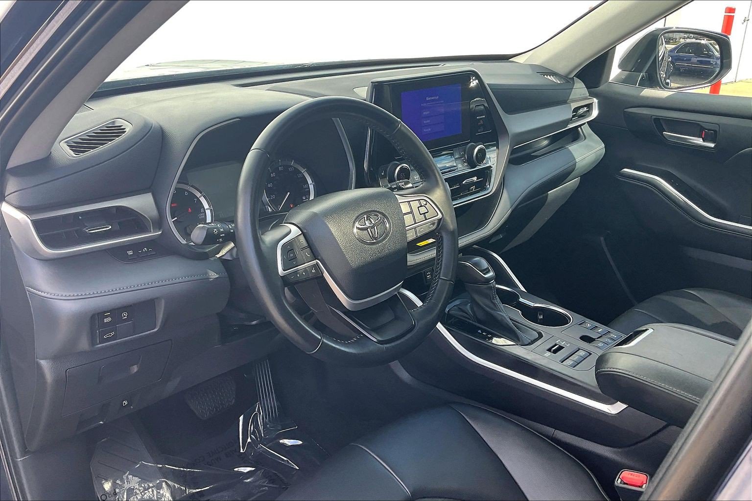 Used 2023 Toyota Highlander XLE AWD/4WD image 18
