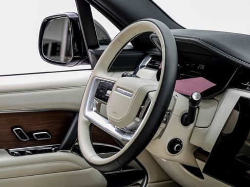 Used 2025 Land Rover Range Rover SE image 12