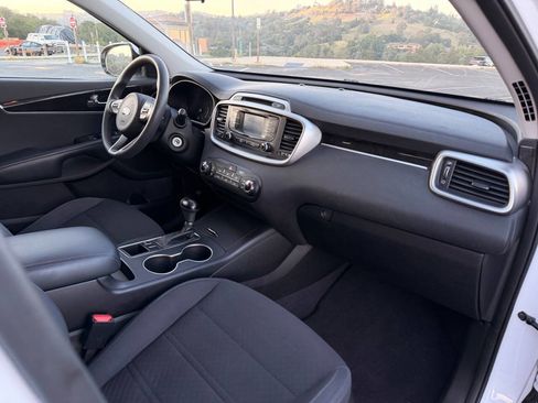 Used 2018 Kia Sorento FWD V6 image 21