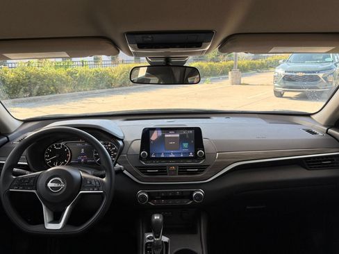 Used 2025 Nissan Altima 2.5 SV FWD image 34