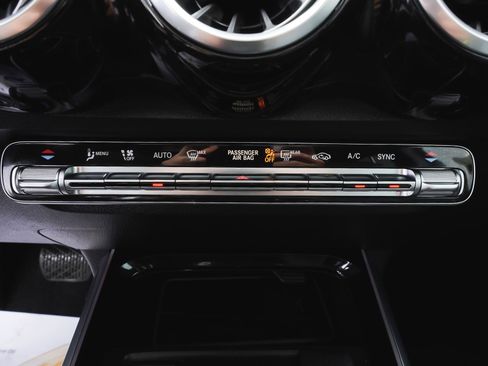 Used 2023 Mercedes-Benz GLB 250 4MATIC w/ Premium Package image 26