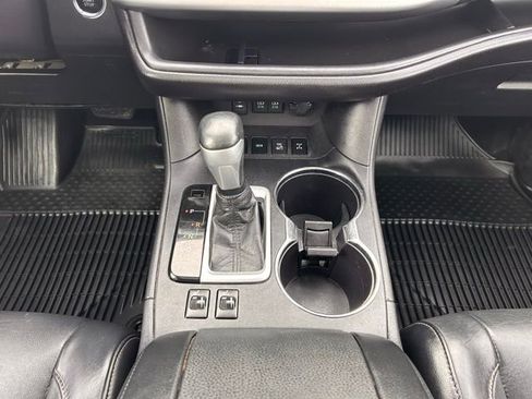 Used 2018 Toyota Highlander SE image 19
