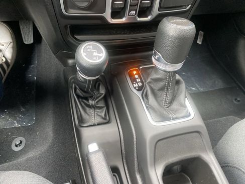 New 2025 Jeep Gladiator Sport AWD/4WD image 18