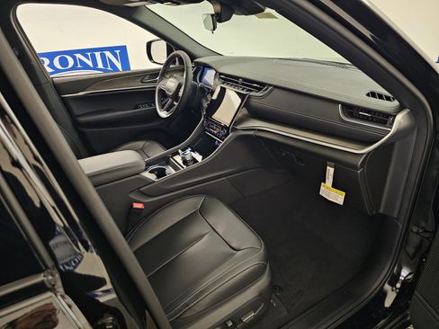 New 2025 Jeep Grand Cherokee Limited image 36