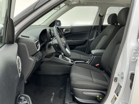 Used 2025 Hyundai Venue SEL image 17