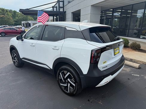 Used 2025 Nissan Kicks SV FWD image 3