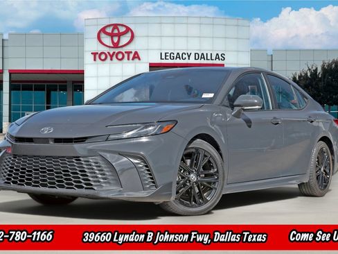 Used 2025 Toyota Camry SE FWD image 1