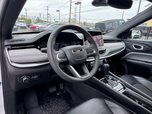 Used 2023 Jeep Compass Latitude w/ Sun and Sound Group AWD/4WD image 13