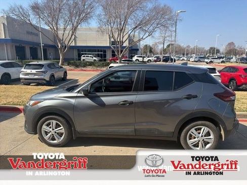 Used 2021 Nissan Kicks S image 1