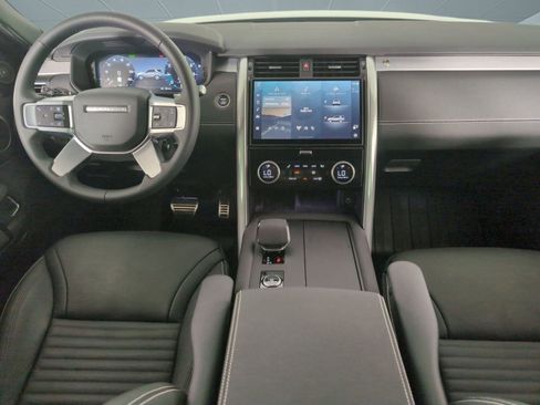 Certified 2025 Land Rover Discovery Dynamic SE image 3