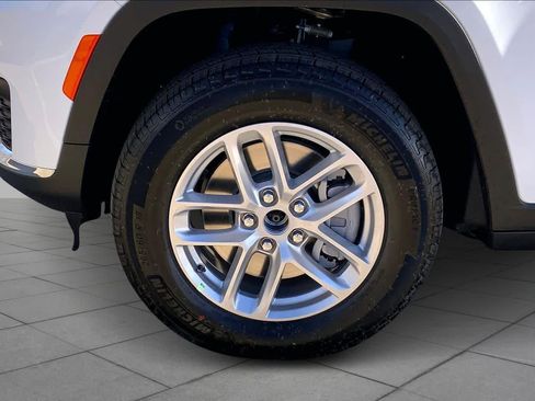 New 2025 Jeep Grand Cherokee L Laredo image 11