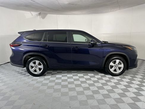 Used 2025 Toyota Highlander LE FWD image 9
